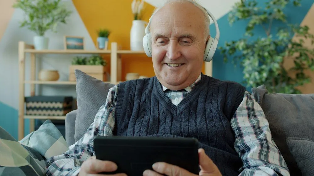 Mann im Video-Erstgespräch am Tablet
